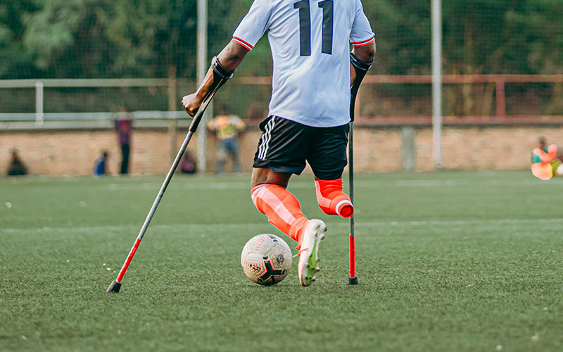 Amputiertenfußball Das Bild zeigt einen Amputierten, der Fußball spielt.