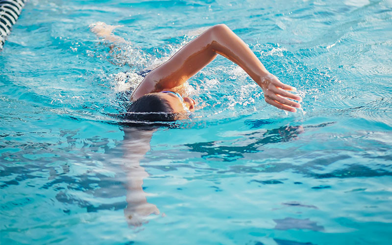 Schwimmen-mit-Prothese Das Bild zeigt eine Person beim Schwimmen.