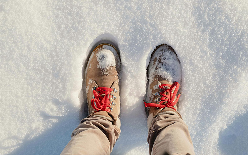 Bild von Schuhen im Schnee.