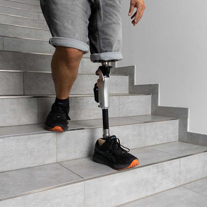 Bild von einem Anwender, der mit dem ProStride Knie eine Treppe hinuntersteigt.