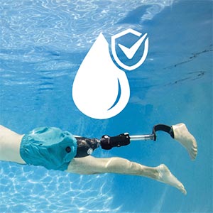 Auf dem Bild ist ein Mann zu sehen, der unter Wasser mit einer Prothese schwimmt.